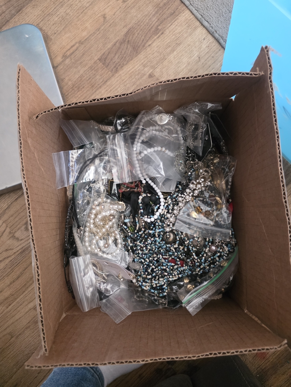 Huge Lot Of 30lbs Of Assorted Costume Jewelry - Picture 5 of 11